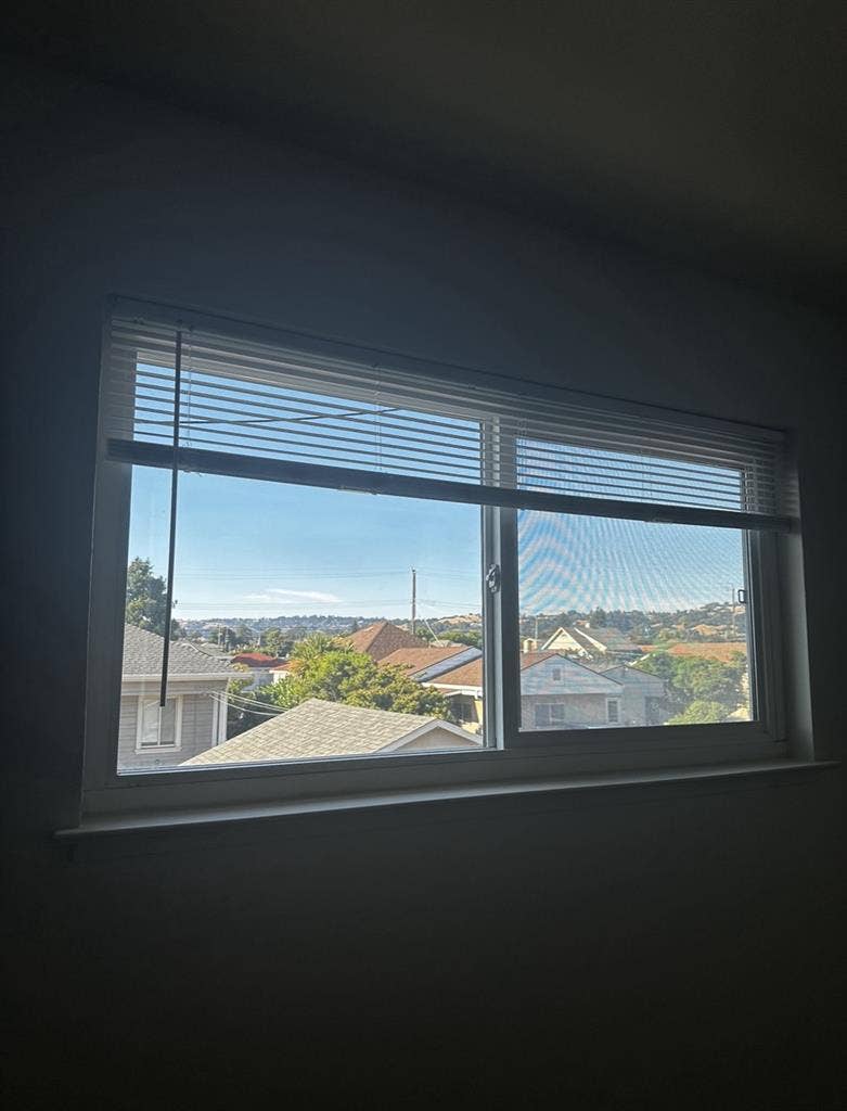 LOOKING FOR 
FEMALE ROOMMATE