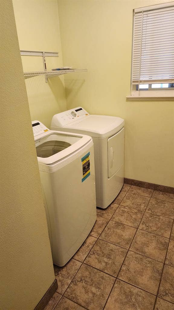 ROOM Available(Fig Garden Loop)