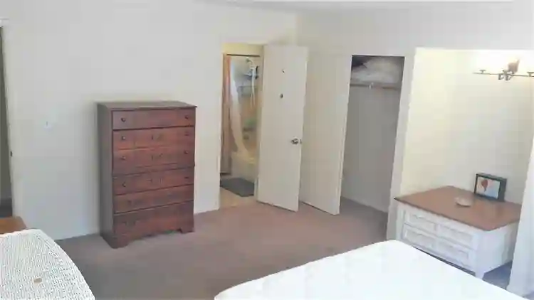 ' room in nice neighborhood