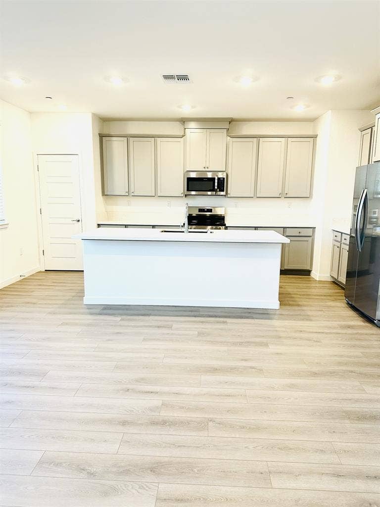 Large bedroom w/ Walk-in closet