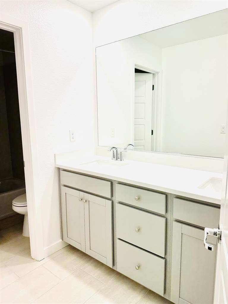 Large bedroom w/ Walk-in closet