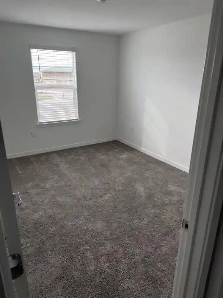 Large bedroom w/ Walk-in closet