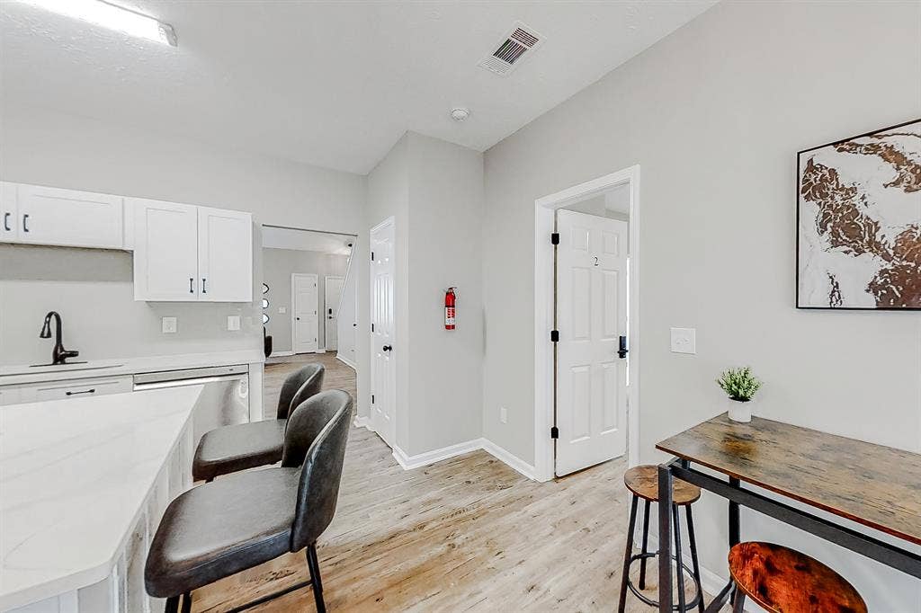 5 BR in Lawrenceville