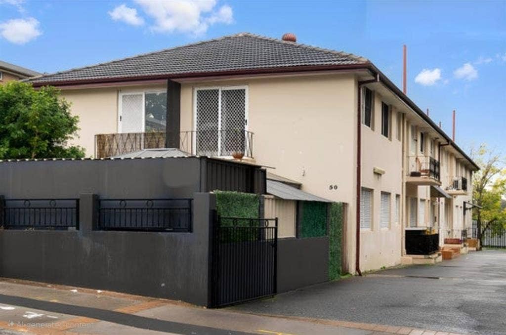 📍 5-minute walk to Train Station