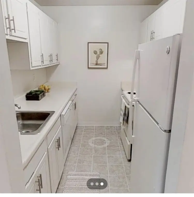 Looking for female roomate