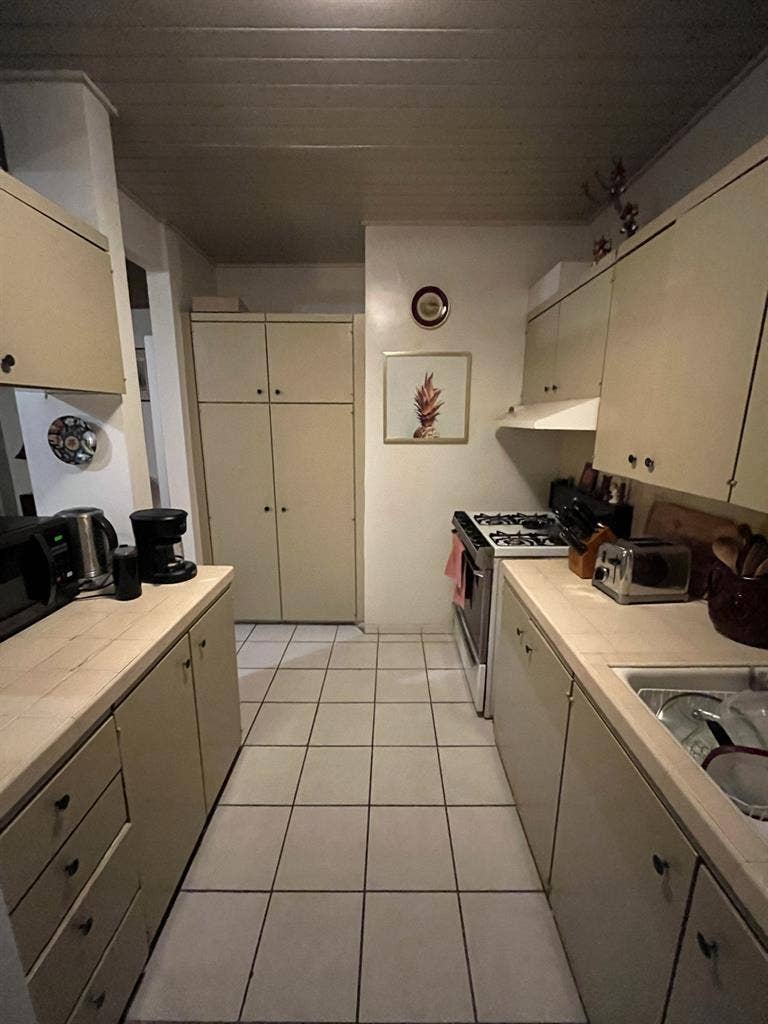 Sharing 2 bedroom apartment in West