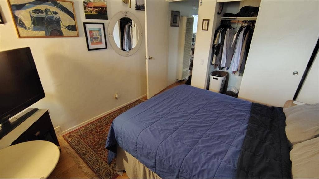 Sharing 2 bedroom apartment in West