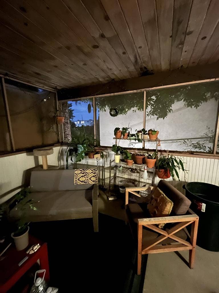 Sharing 2 bedroom apartment in West