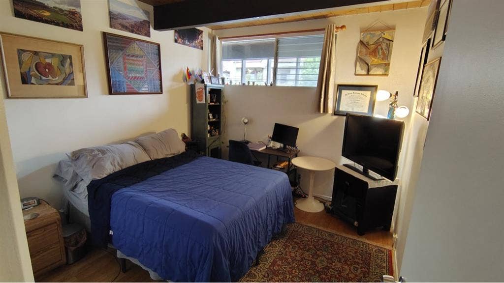 Sharing 2 bedroom apartment in West