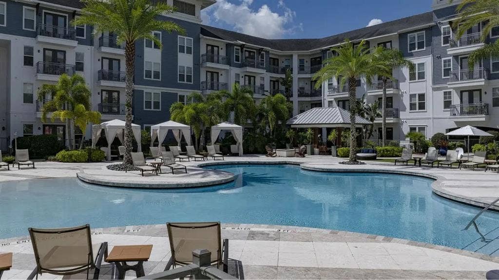 LOOKING FOR ROOMMATE BY FEB 1