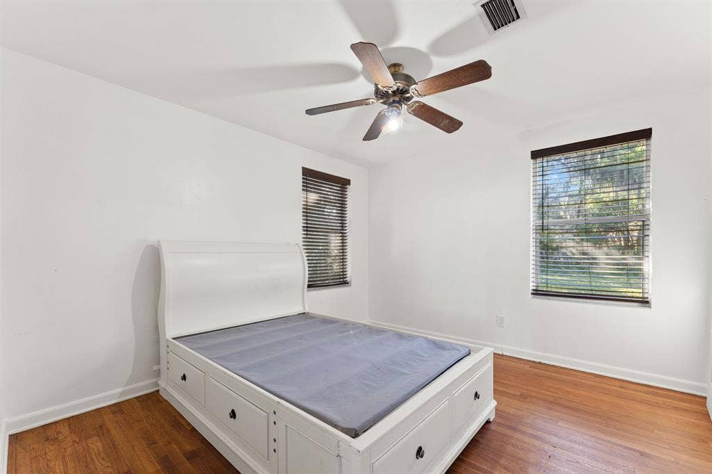 Room w private bathroom–Waterfront