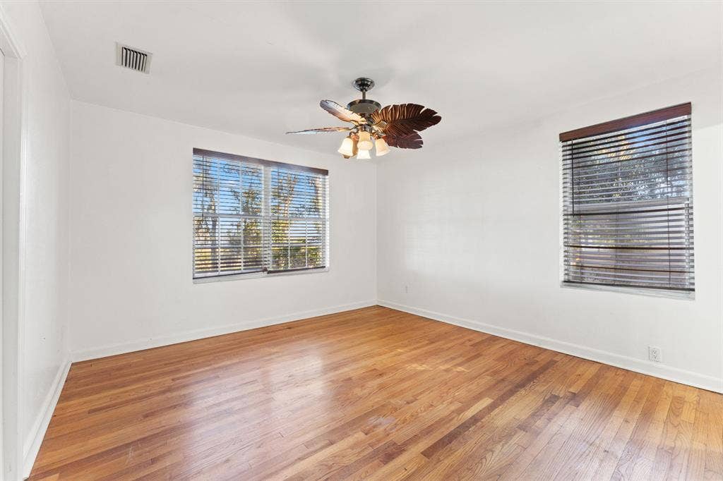 Room w private bathroom–Waterfront