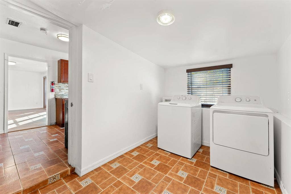 Room w private bathroom–Waterfront