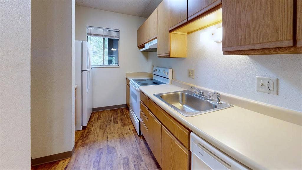 2 bedrooms available in large apt