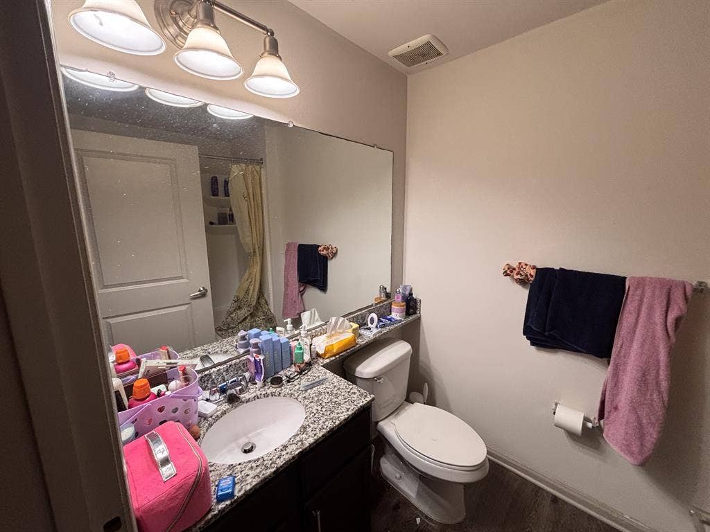 Private Room in 4b apartment