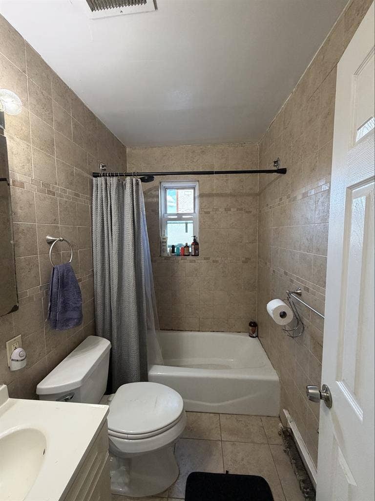 Room available 
min to Manhattan