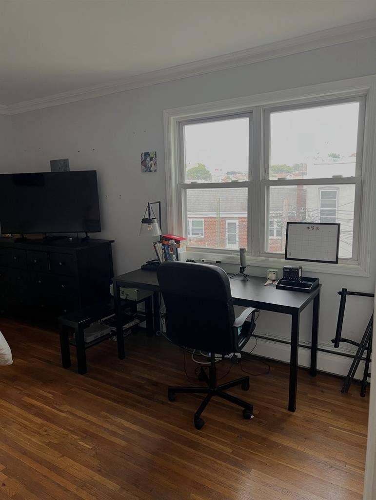 Room available 
min to Manhattan