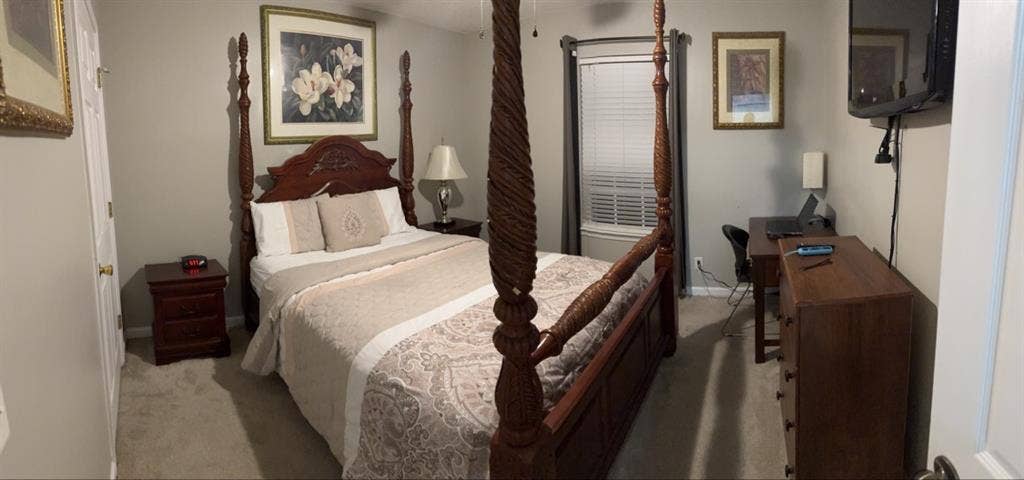 Cozy, move-in ready furnished room