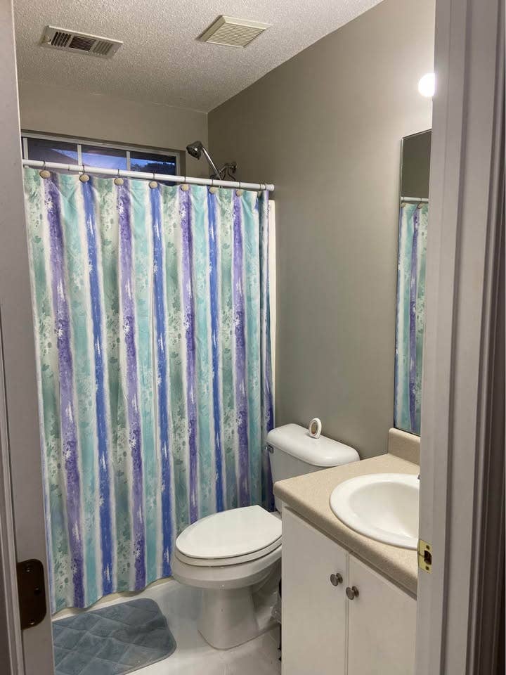 Cozy, move-in ready furnished room