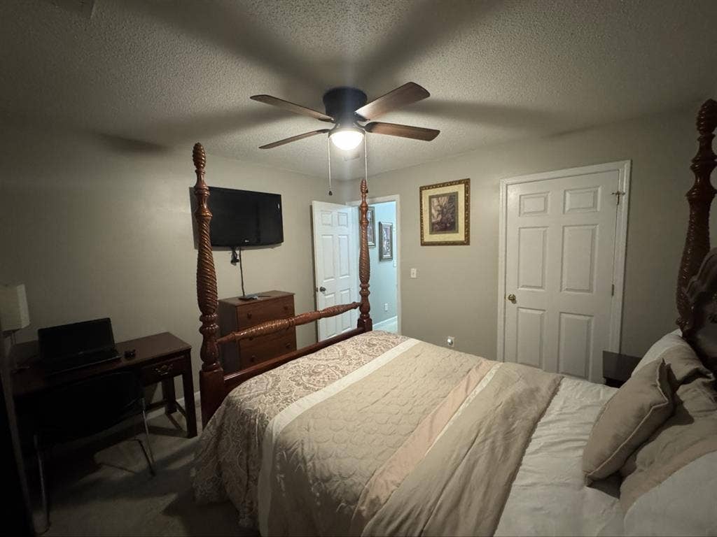 Cozy, move-in ready furnished room