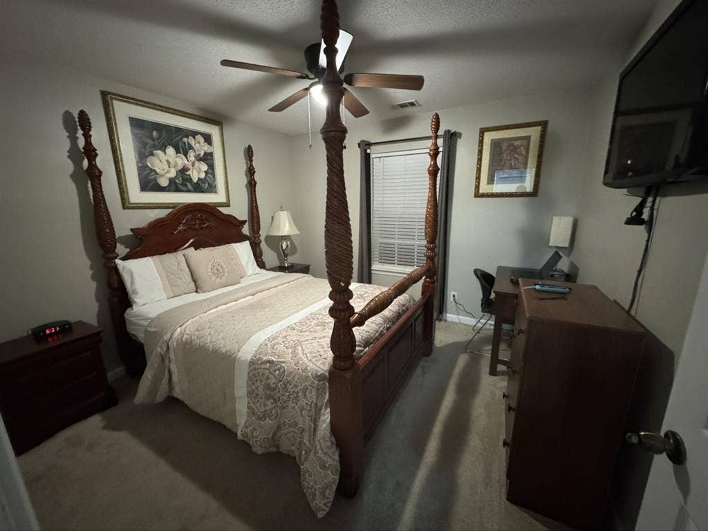Cozy, move-in ready furnished room