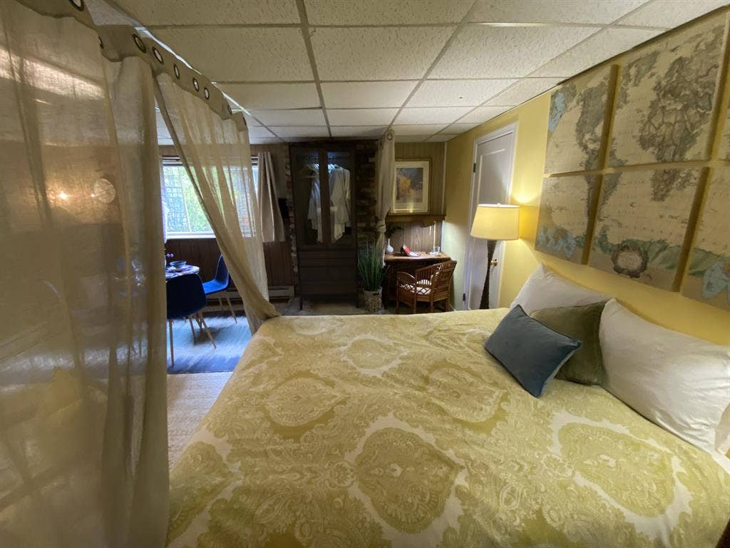 Spacious Garden Getaway Home