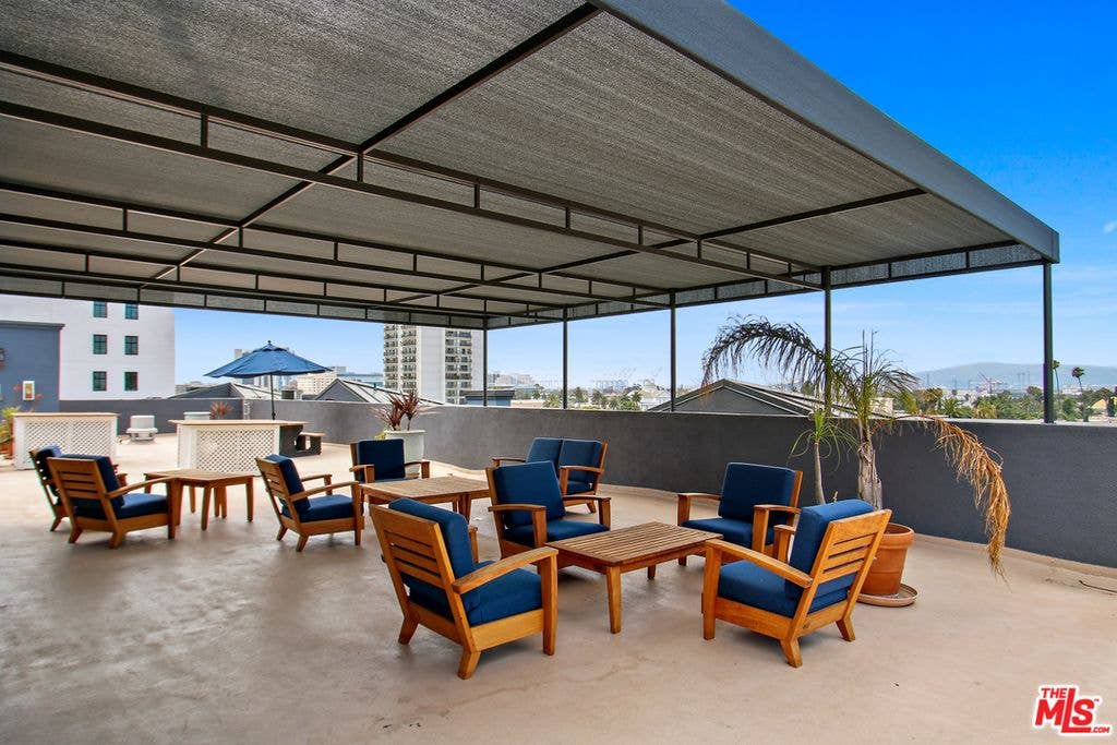 Large room/walk-in closet/bathroom