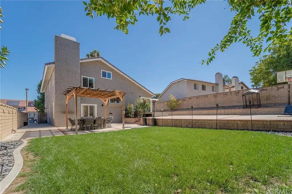 cat lovers in search for a roommate