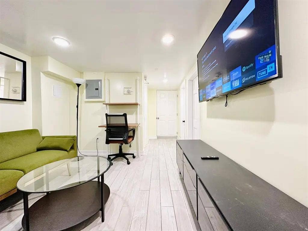th Avenue Room #