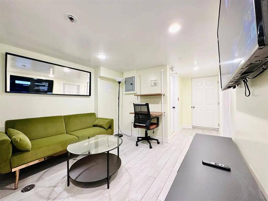 th Avenue Room #