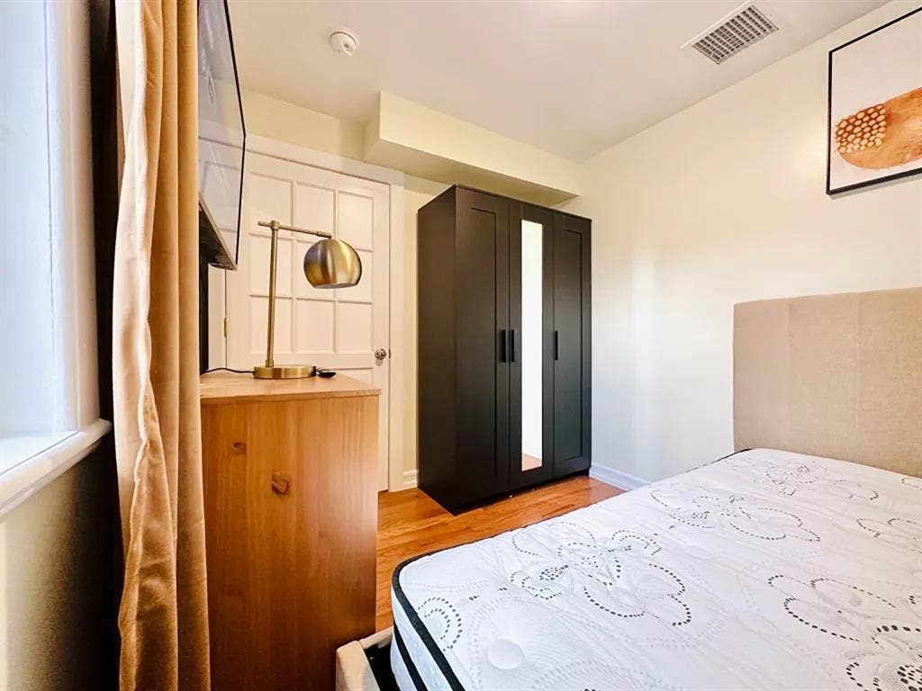 th Avenue Room #