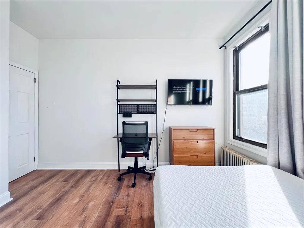 th Avenue Room #