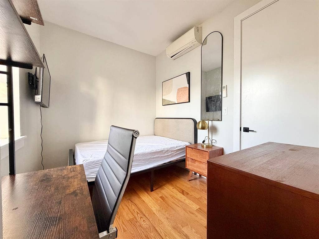 th avenue Room #