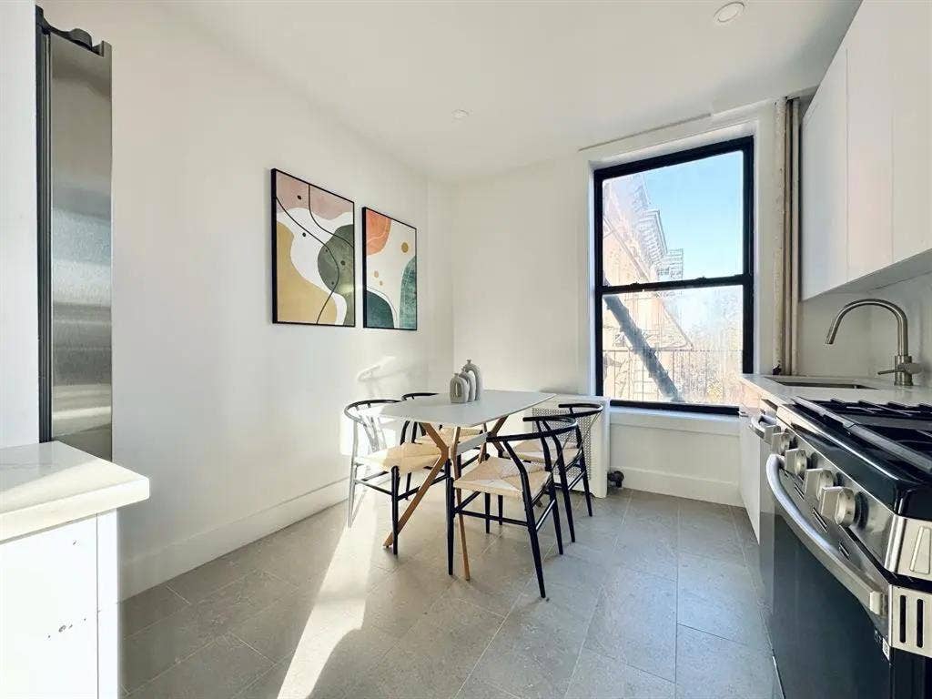 Bedford Avenue Room #