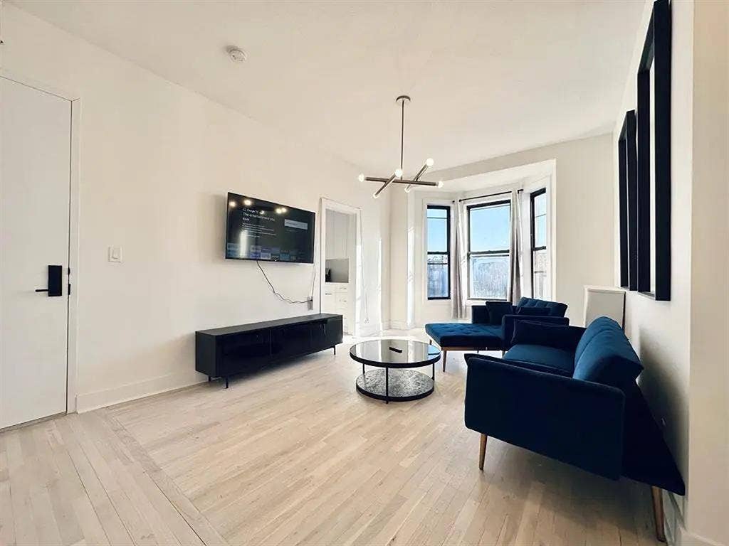Bedford Avenue Room #