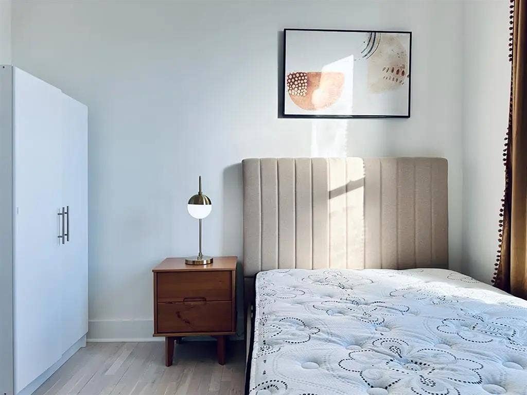 Bedford Avenue Room #