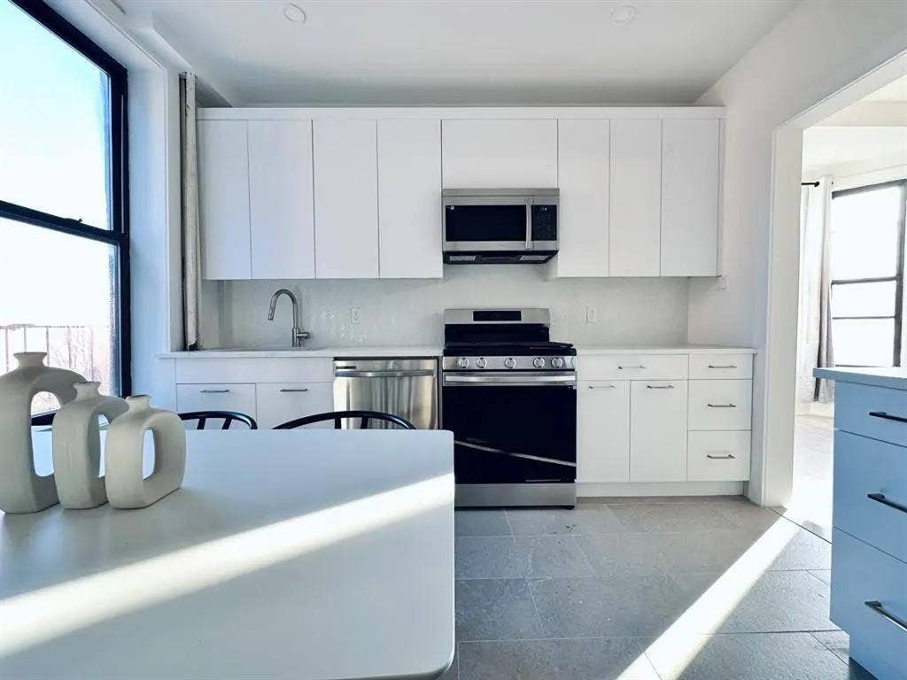 Bedford Avenue Room #