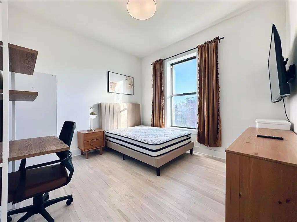 Bedford Avenue Room #