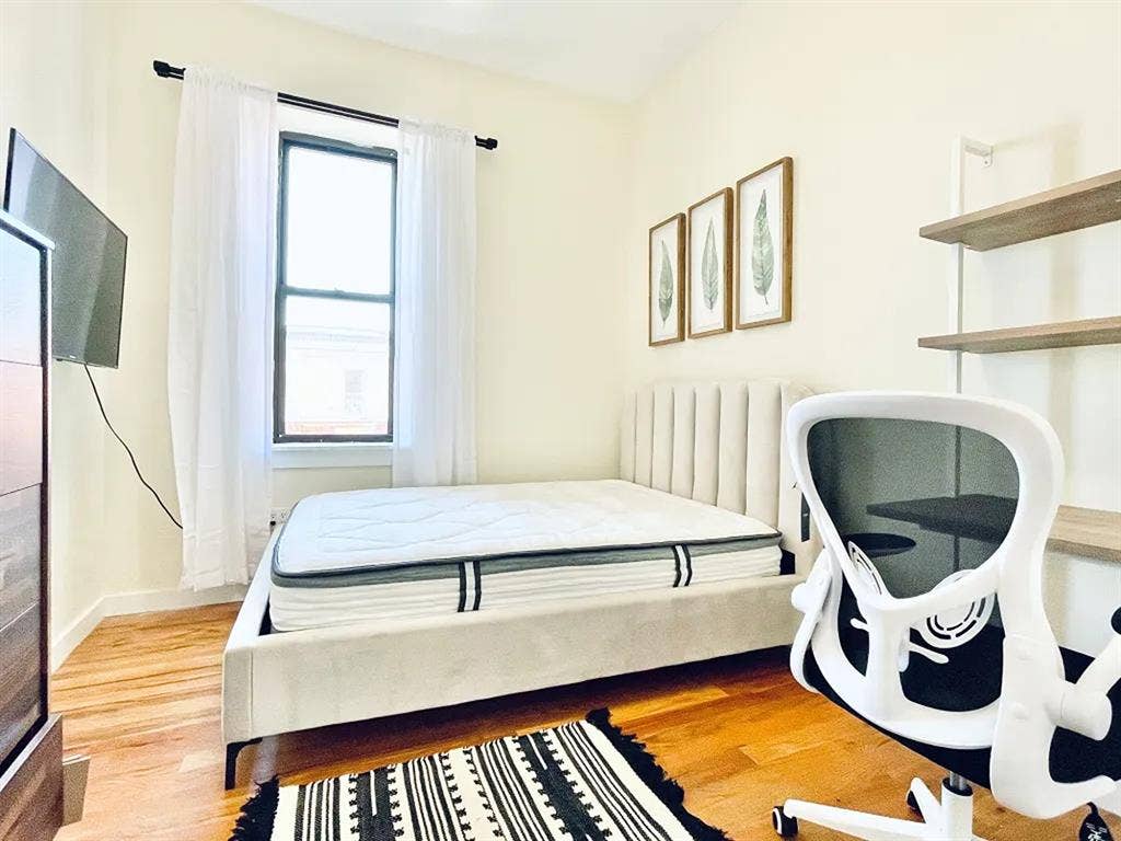 Franklin Avenue Room #