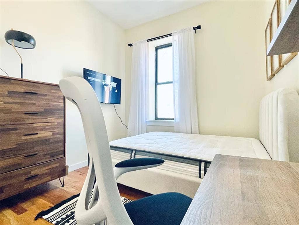 Franklin Avenue Room #