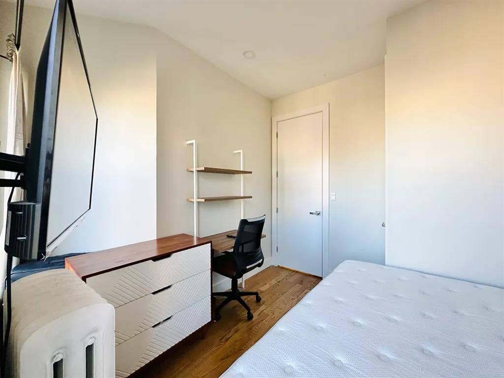 Pulaski Street Room #