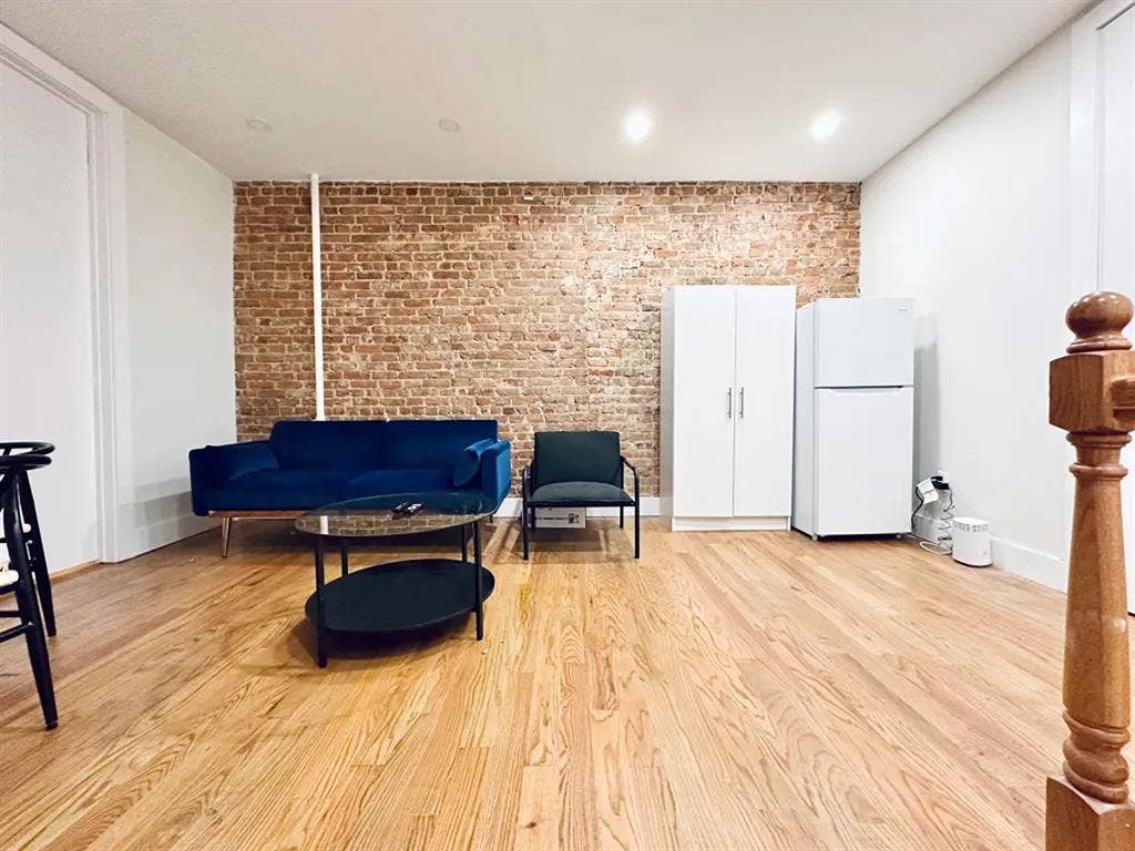 Pulaski Street Room #