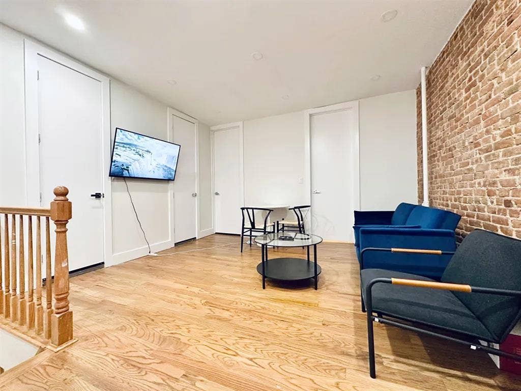 Pulaski Street Room #