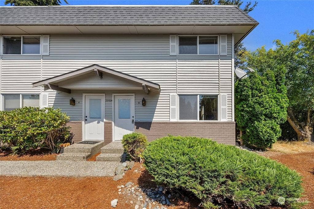 Master bed in a B Townhouse