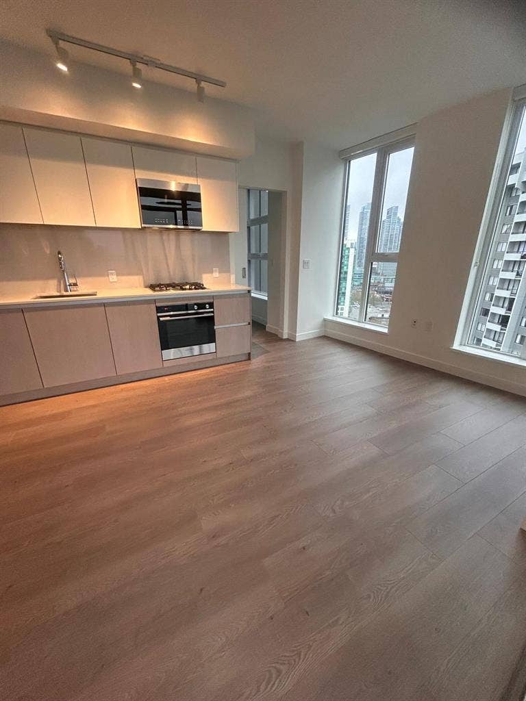 Luxury 1BR Condo – Metrotown Views