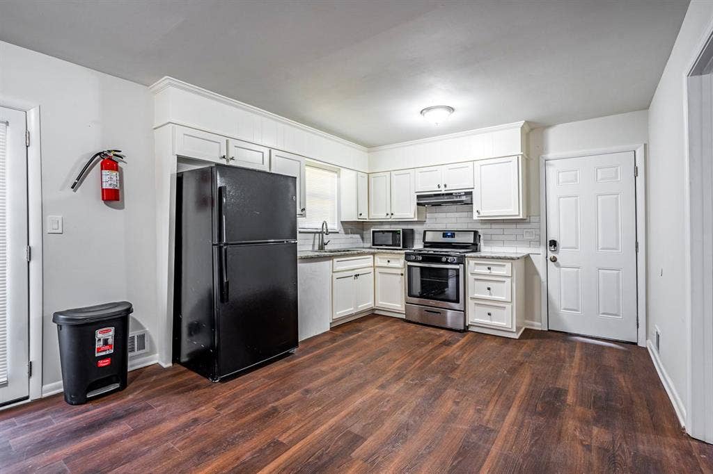 8 BR in Riverdale