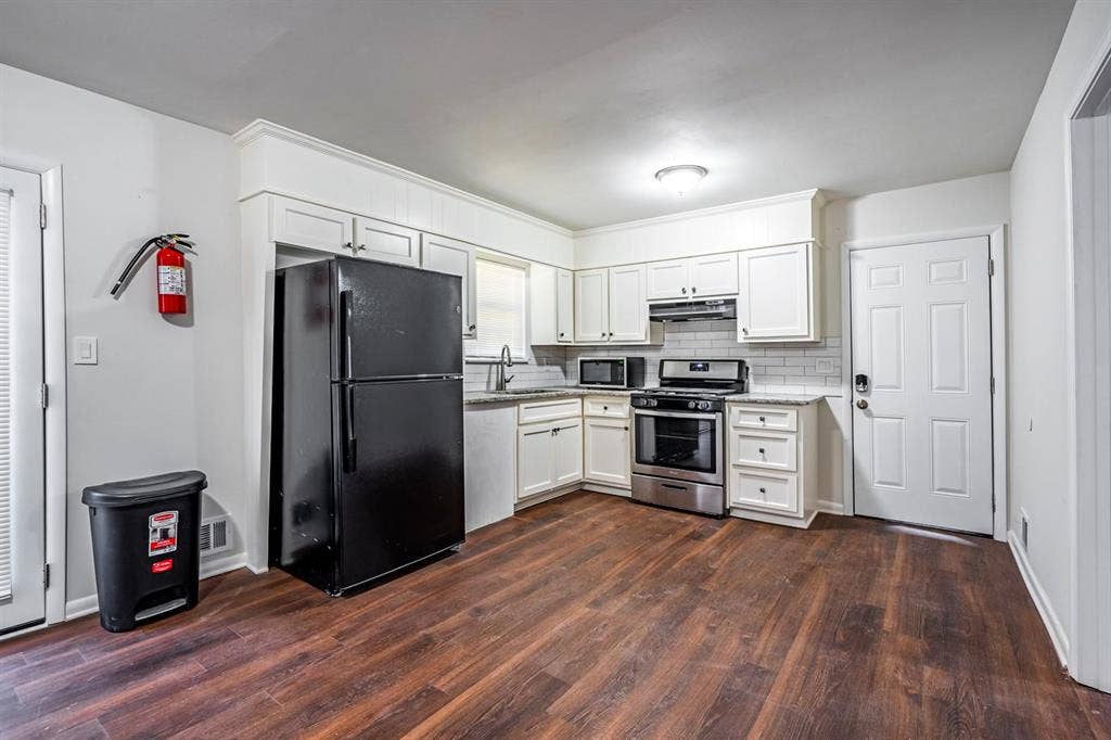 8 BR in Riverdale