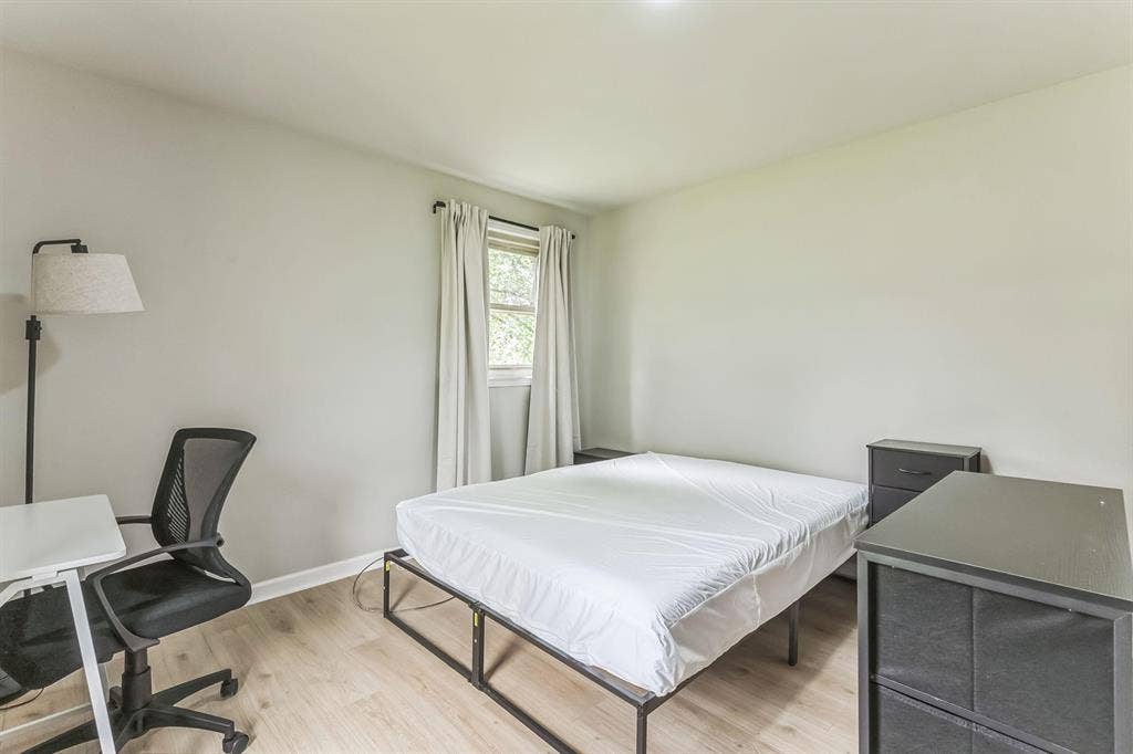 7 BR in Clarksville