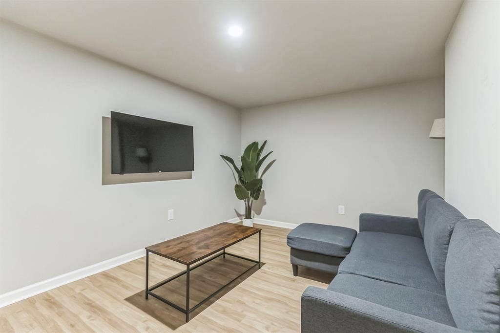 7 BR in Clarksville