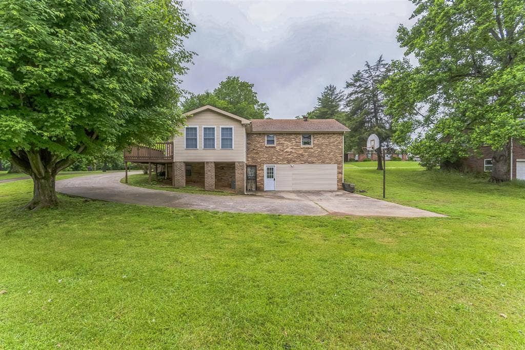 7 BR in Clarksville